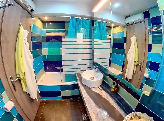 Deluxe Apartment- Sleeps 2 & Private Terrace Apartment *