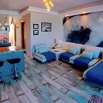 Deluxe Apartment- Sleeps 2 & Private Terrace דירה האראקי