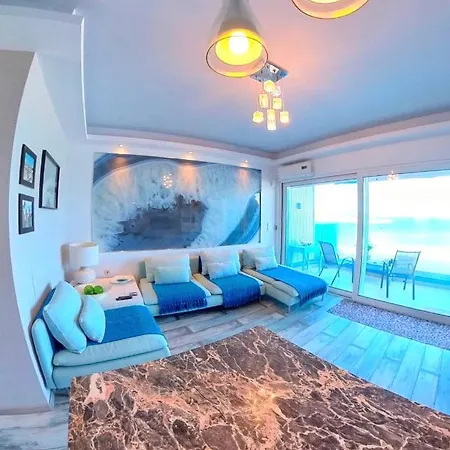 Deluxe Apartment- Sleeps 2 & Private Terrace Χαράκι
