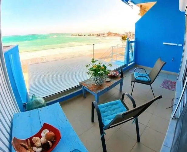 Deluxe Apartment- Sleeps 2 & Private Terrace Daire