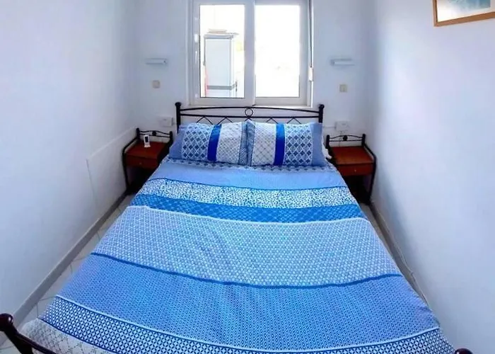 Deluxe Apartment- Sleeps 2 & Private Terrace Daire