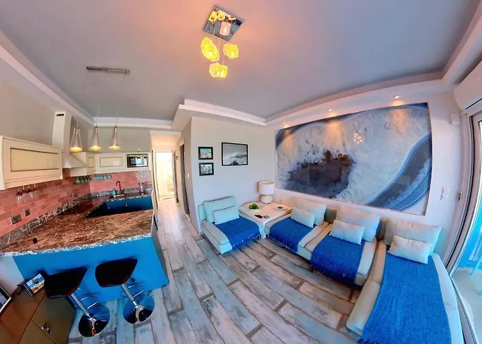 Deluxe Apartment- Sleeps 2 & Private Terrace Daire